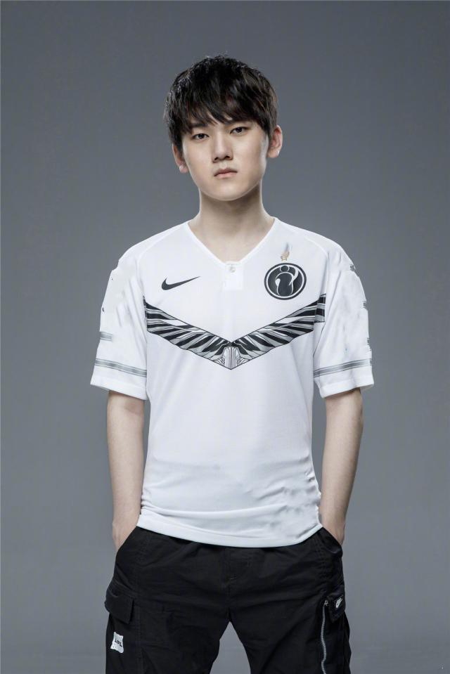 【美图特别版】LPL战队“国风限定皮肤”正式解锁，这些选手的汉服你打几分？