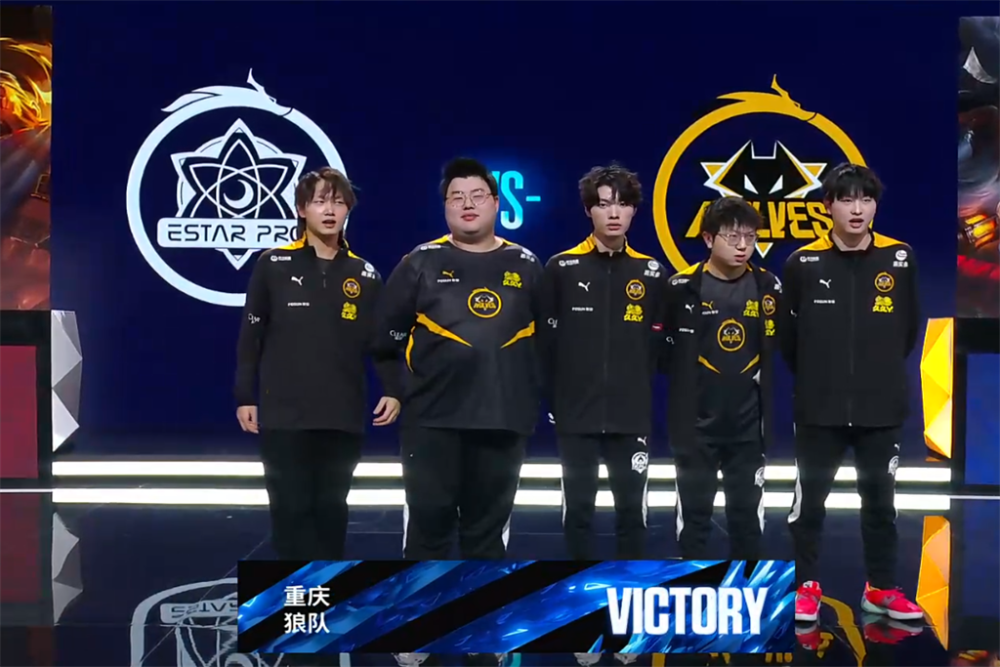 LCK美女主持咸艺珍晒T1粉丝见面会返图：黑丝配格裙~